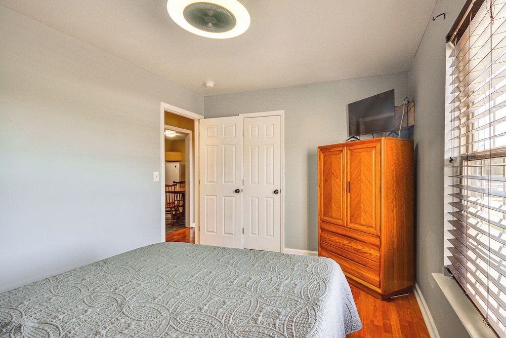 2 Mi to Dtwn Greensboro: Pet-friendly Retreat!