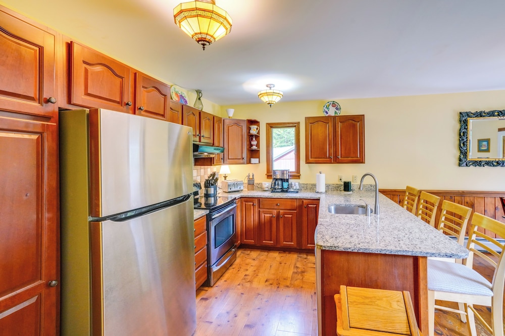 Game Room, Hot Tub! Year-round Dover Retreat