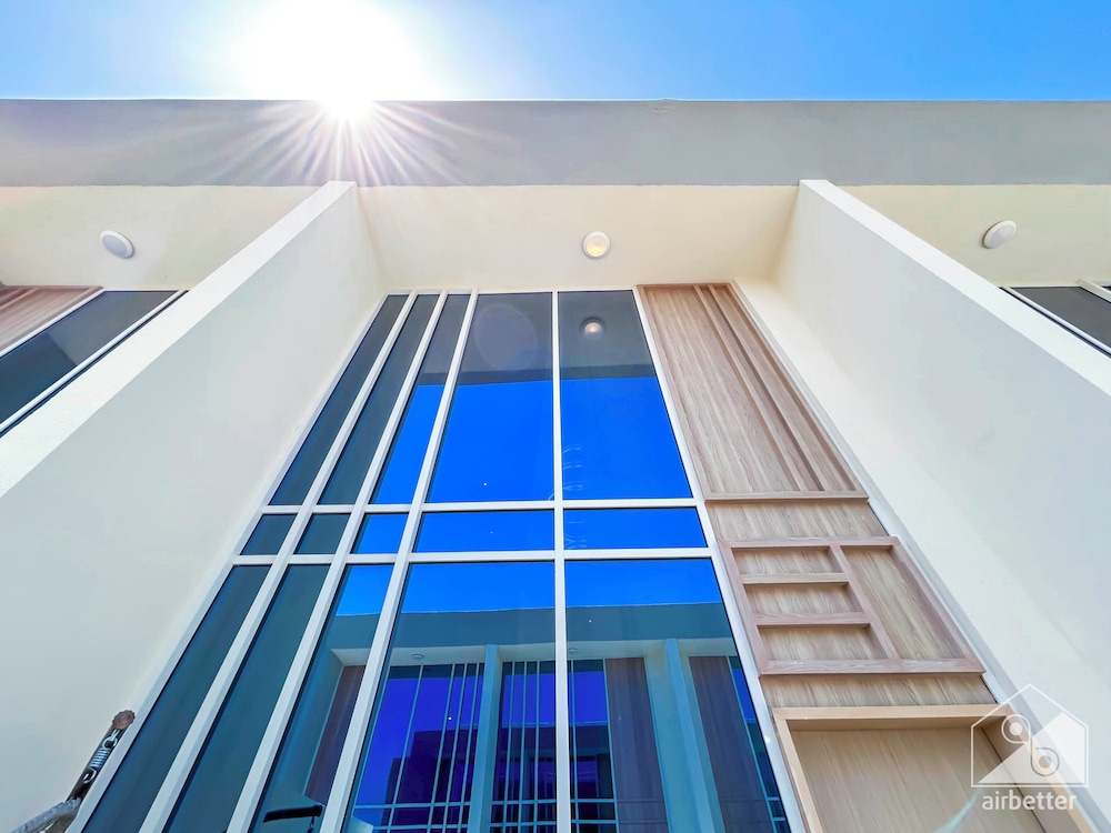 Luxury 1-br Villa in Rukan: Dubai Skyline Views!