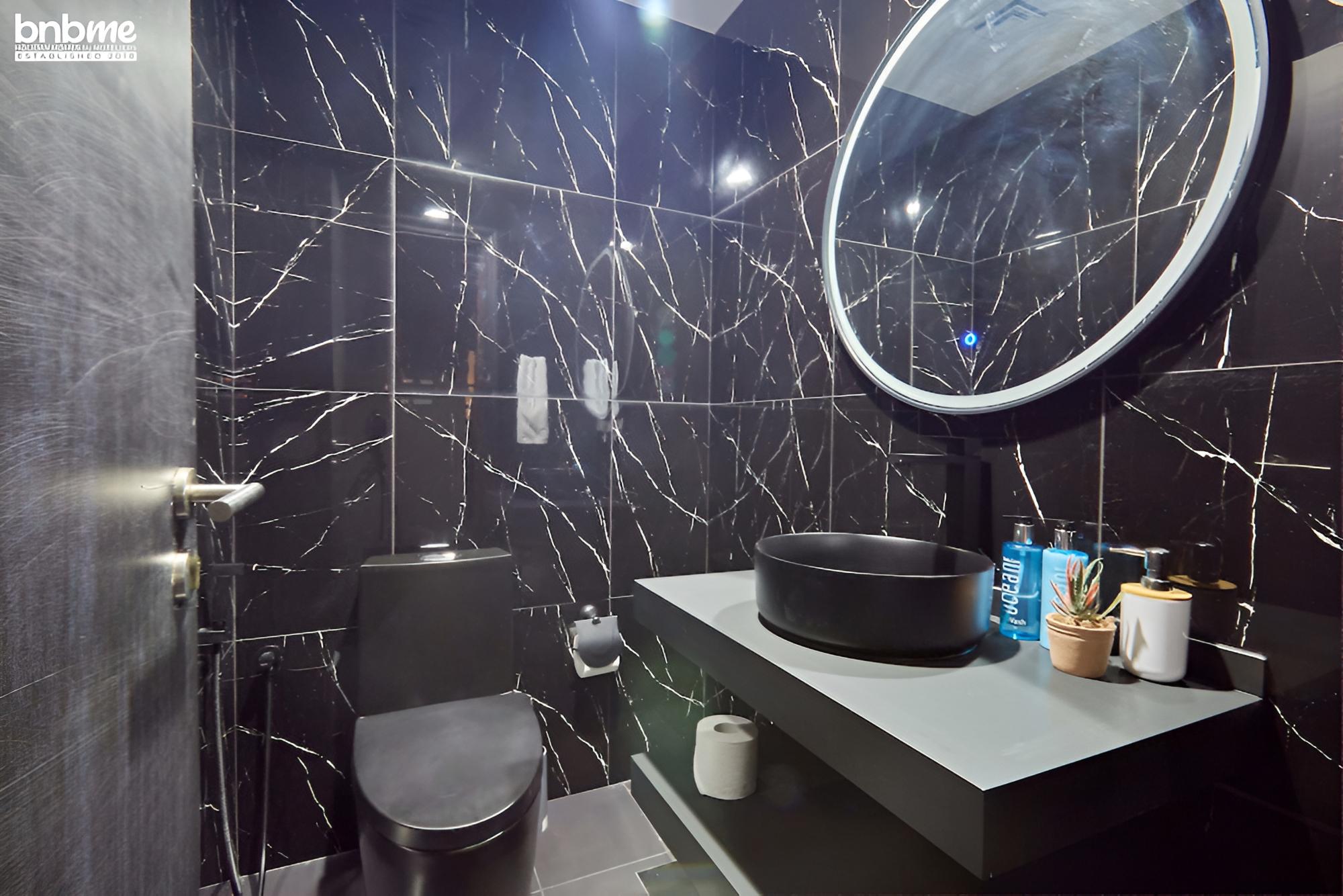 3B Lakepoint Tower 3701 by bnbme homes