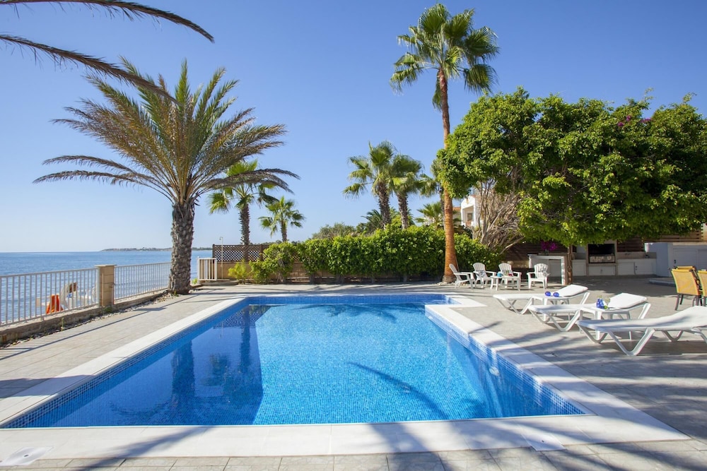Sunset Beachfront Villa Meneou