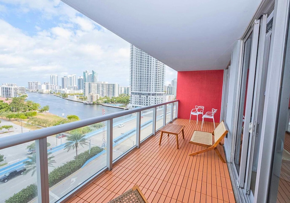 Luxury Ocean Views Apt 1208