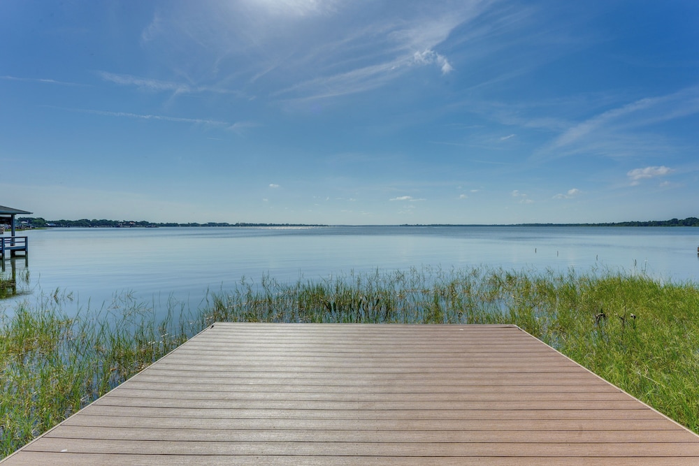 Lake Dora Escape: Canal Access & Seaplane Sights!