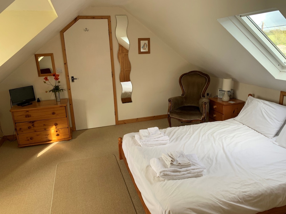 House - Sleeps 8, Close to Beach & Free Parking