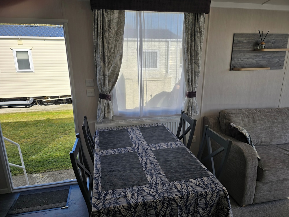 3 Bed-sleeps 8-free Parking-5 Min to Beach