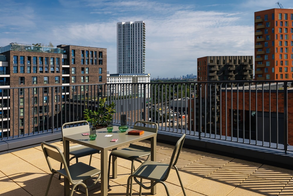 Sophisticated Studio Flat With Rooftop Access