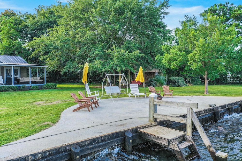 2BR Lakefront Getaway w/ Dock & Boat Launch