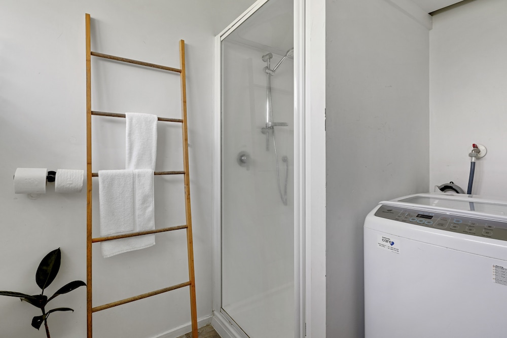 Central Quiet 2BR Apt -  Wifi -  Parking