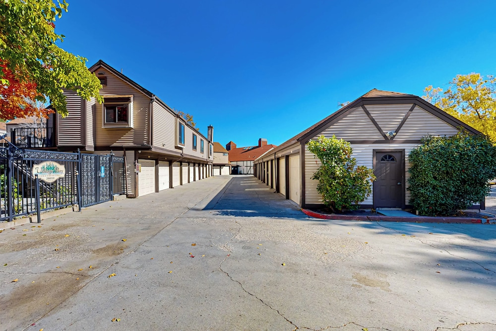 3 BR Lake Condo w/ Shared Pool & Spa