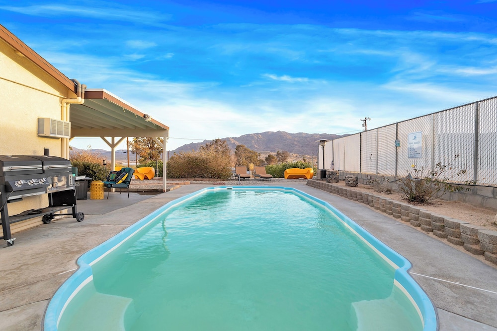 6 Mi to Joshua Tree: Home w/ Outdoor Oasis & View!