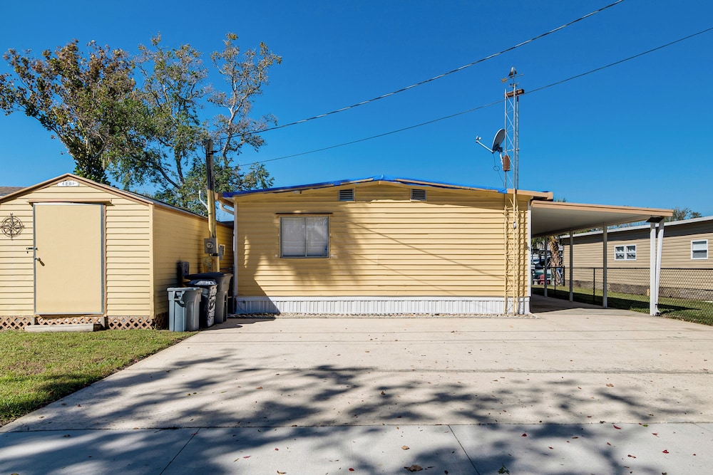 2 Mi to Beach! Canal-front Escape in Crystal River