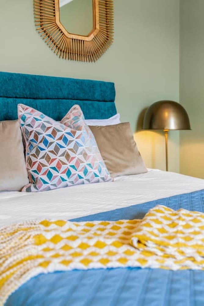 Stylish 4 Bed-town Centre