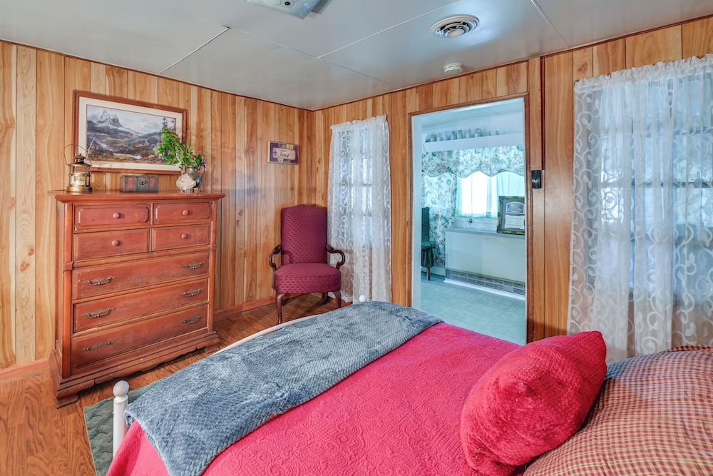 Hike & Fish: Rustic, Timeless Mckee Home w/ Yard