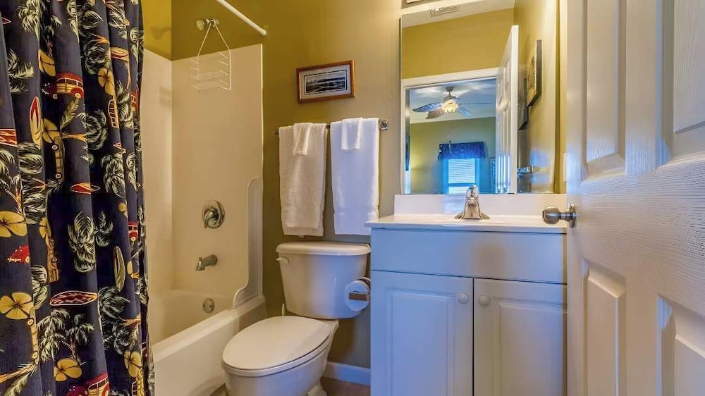 Spacious 3-bedroom Beachfront Condo Pool, Large Balcony