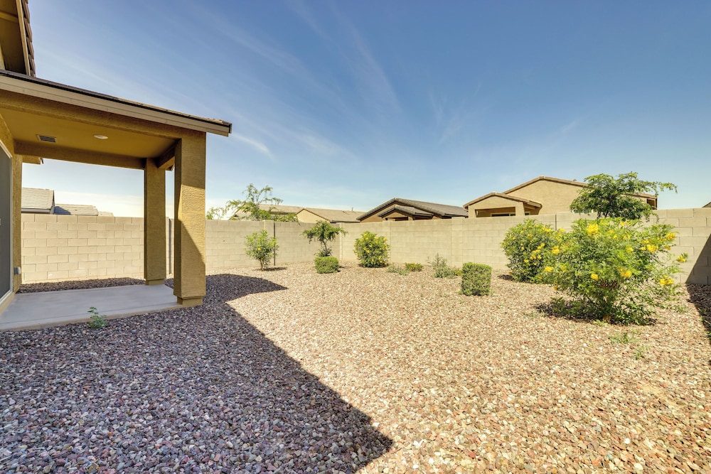 10 Mi to Downtown: Suburban Phoenix Home