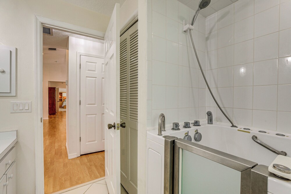 Sunny Sarasota Stay: Screened Pool + Pet Friendly