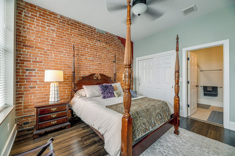 Luxurious 'litfin Loft' - Walk to Main St Akron