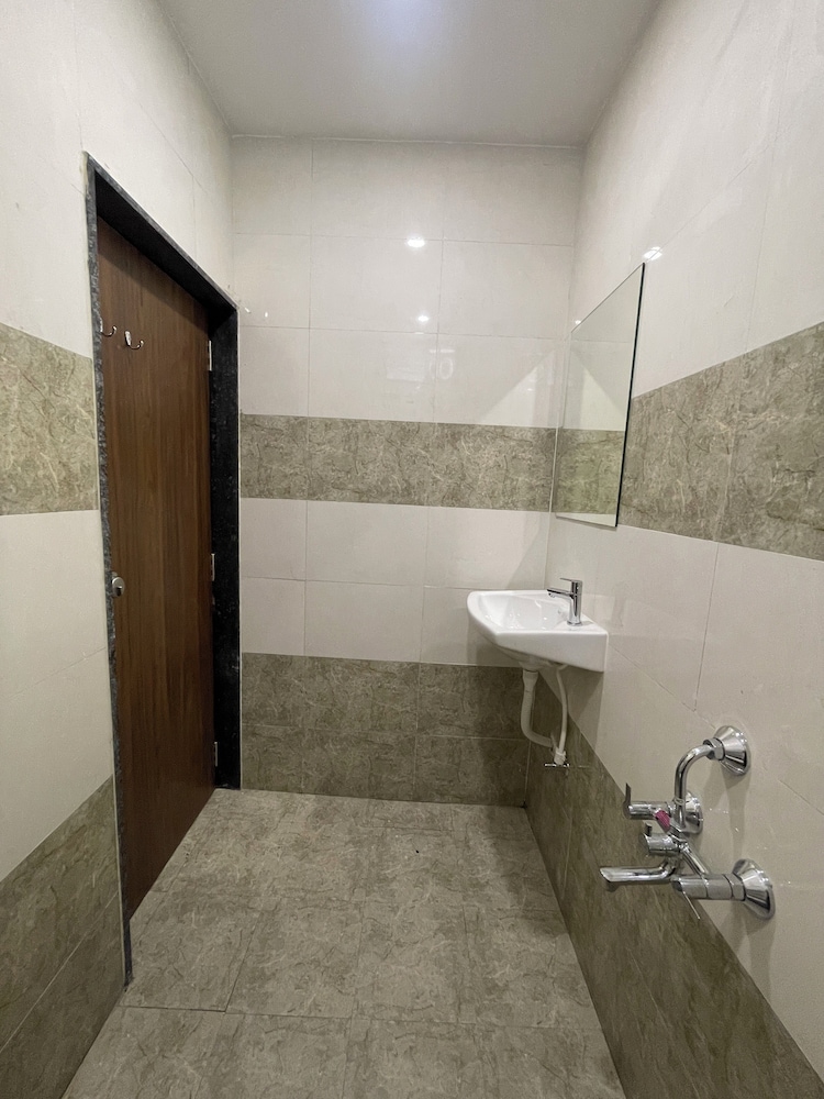 Stay Guru Hari Om Residency