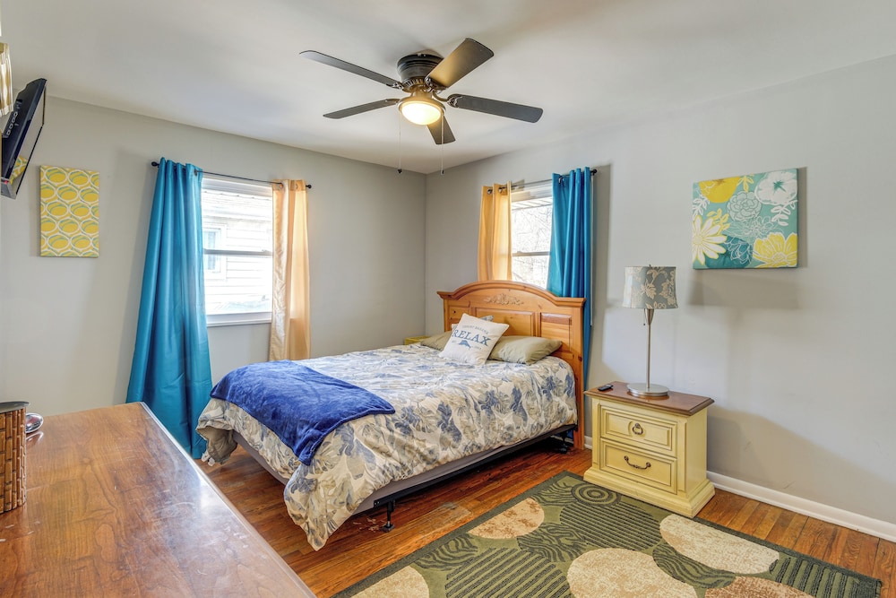 8 Mi to Dtwn Cleveland: Quiet Home w/ Fenced Yard