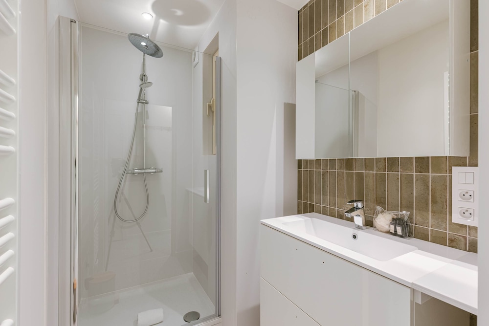 Huswell - Modern Family Flat Steps From the sea
