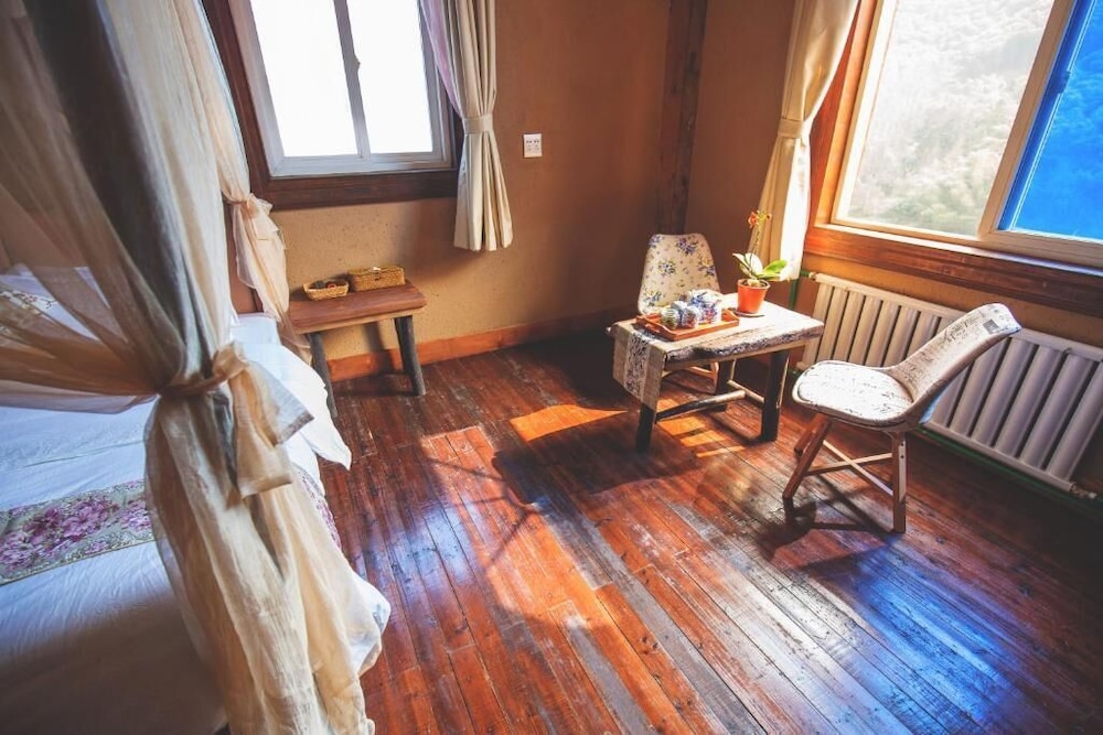 Guyue Caotang Inn view 3