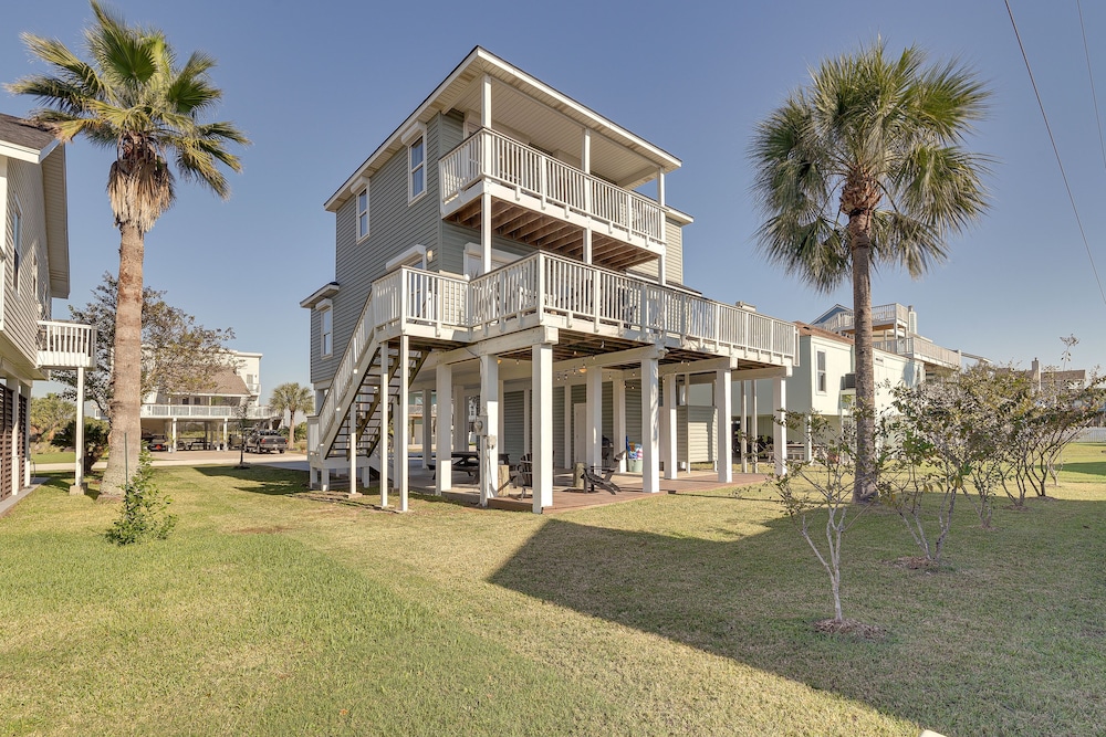 Steps to Sand: Pirates Beach House in Galveston!