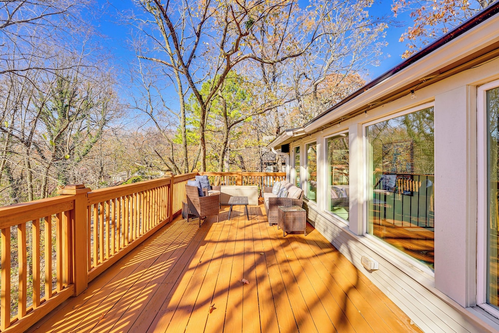 1 Mi to Dtwn Fayetteville: Home w/ Fenced Yard