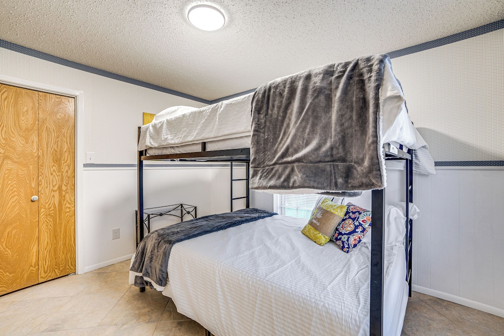 Family Getaway on 4 Acres in Mineola!