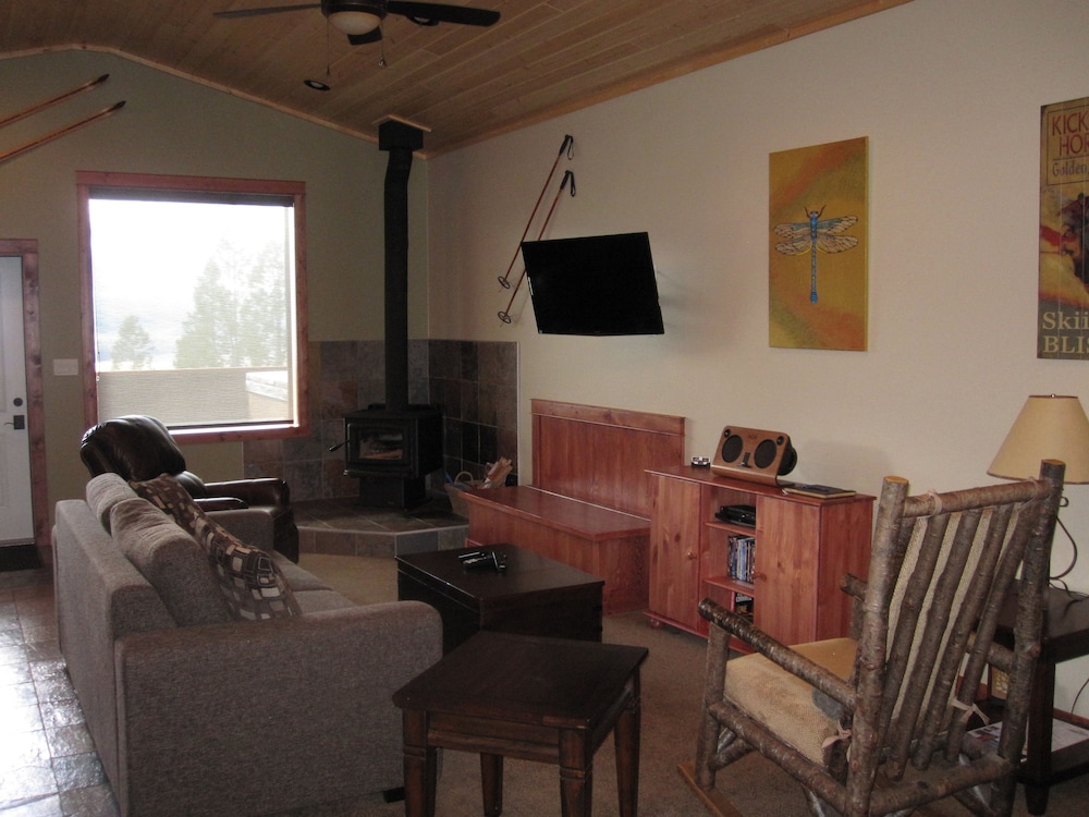 Cedar House Restaurant & Chalets