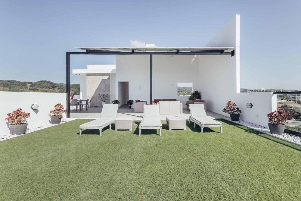Cozy 2BR House 2 min to the Beach - Pool - Terrace
