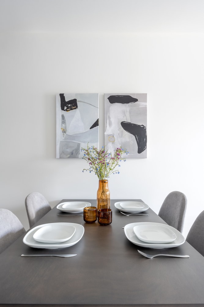 Elegant Studios and Apartments Montreal - Image 4