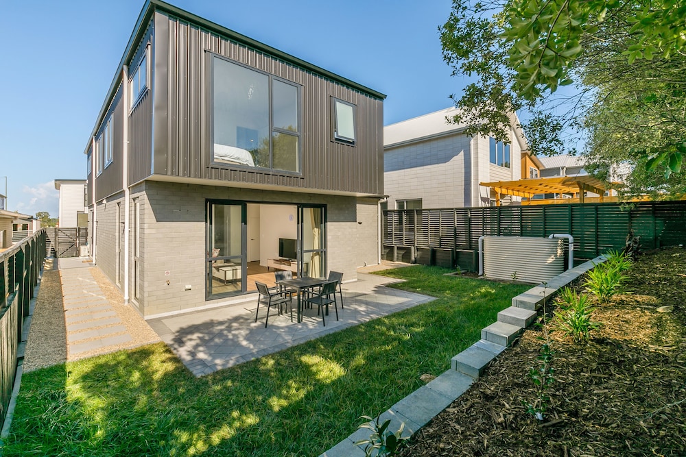 Hero Holiday House L12