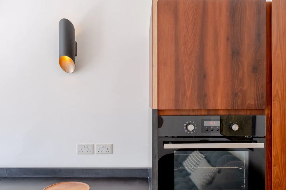 Stylish & Light Victorian 2BD Flat - Holland Park