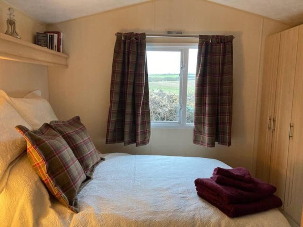 Cosy, Quiet Static Caravan, Mawgan Porth, St Eval view 2