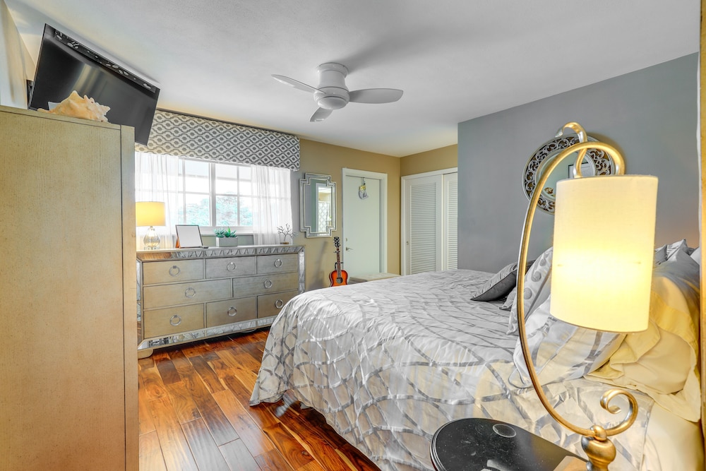 Cozy Singer Island Condo: Walk to Beach & Marina! view 5