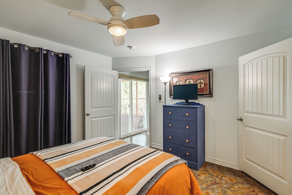 6 Mi to Granbury City Beach Park: Apt w/ Veranda!