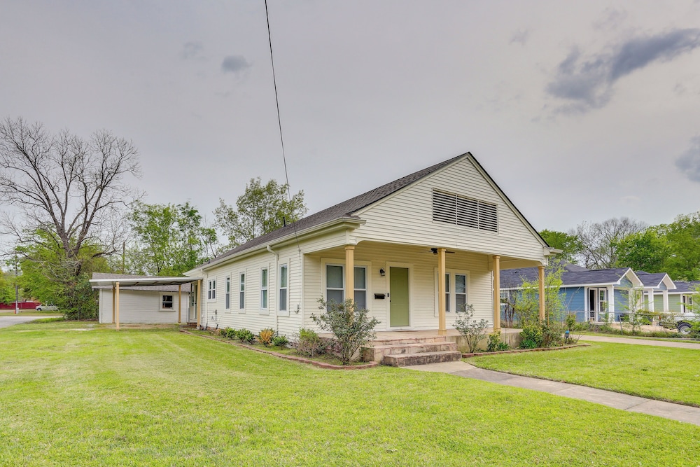 Half-mi to Dtwn Lufkin: Charming & Spacious Home!