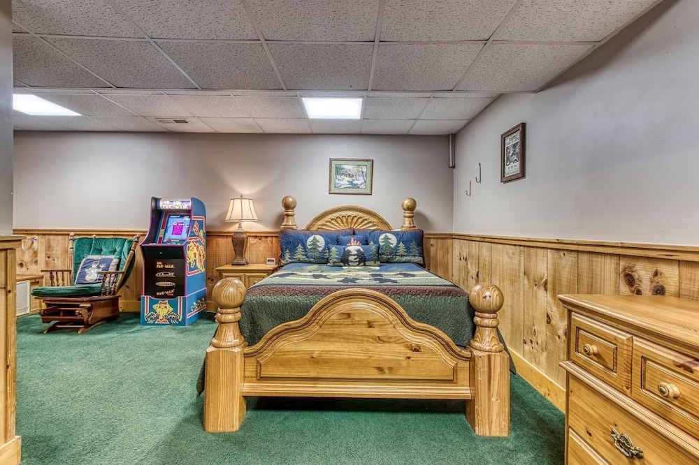Er83 - Savage Loft - Your Close To The Action Cabin Getaway 2 Bedroom Cabin by RedAwning view 3