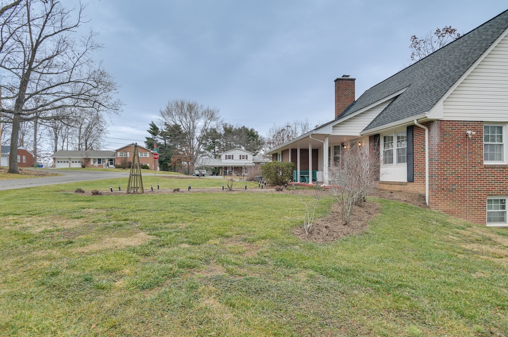 Large Home w/ Deck & Grill ~ 9 Mi to Virginia Tech