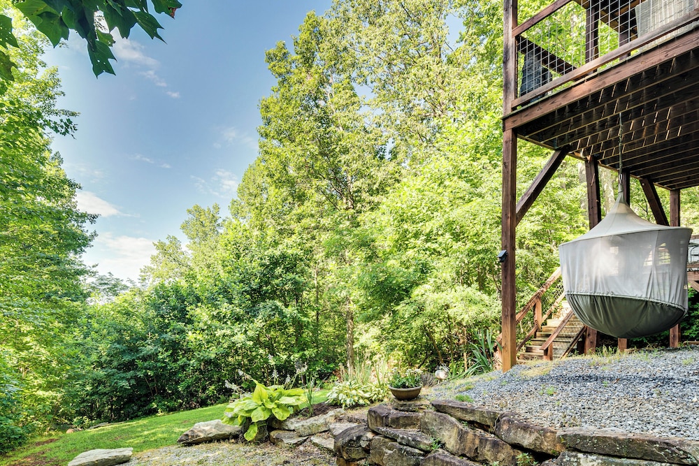 Hot Tub & Mtn Views: Modern Old Fort Hideaway!