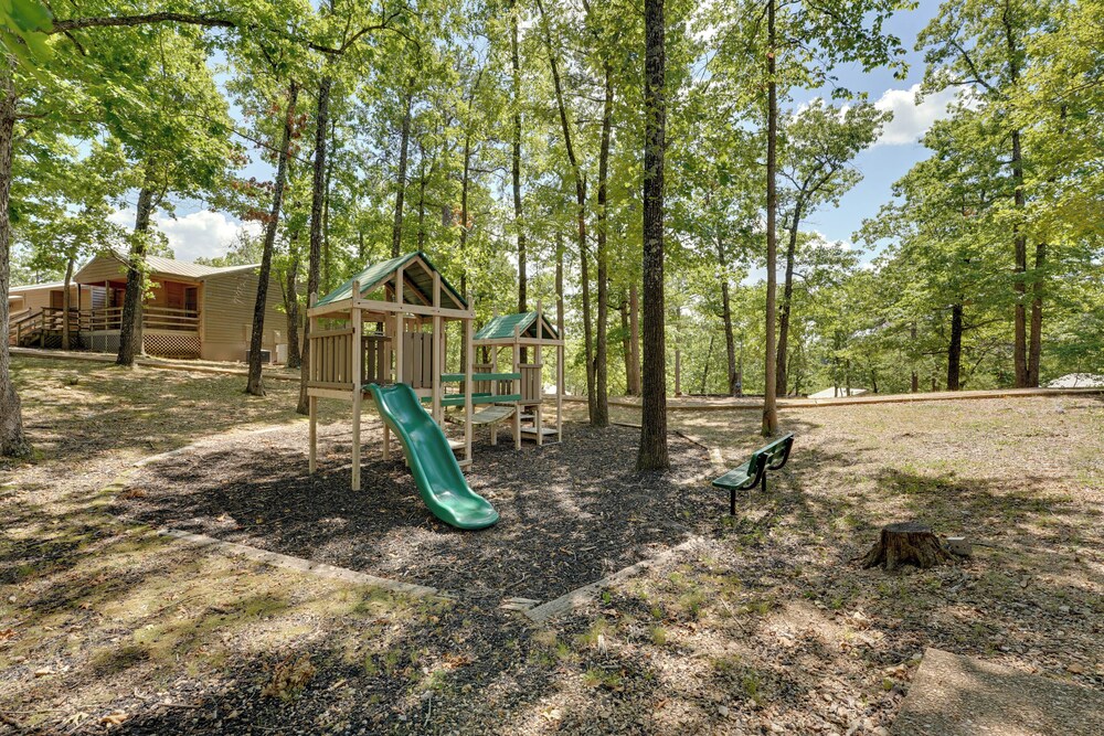 0.5 Mi to Table Rock Lake: Ozark Mountains Cabin