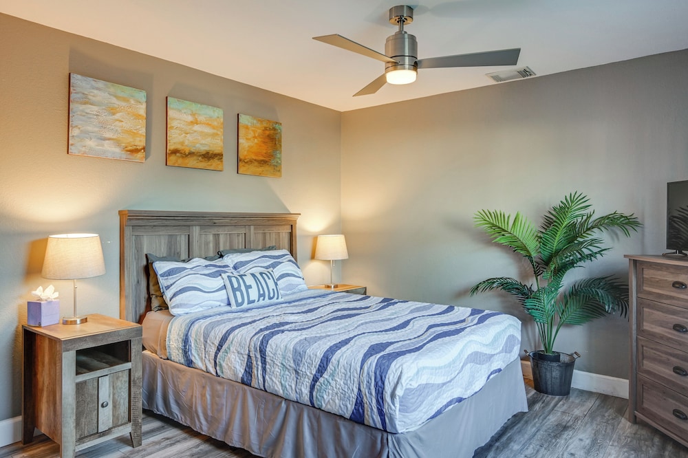 Walk to the Beach! Canal-front Marco Island Home