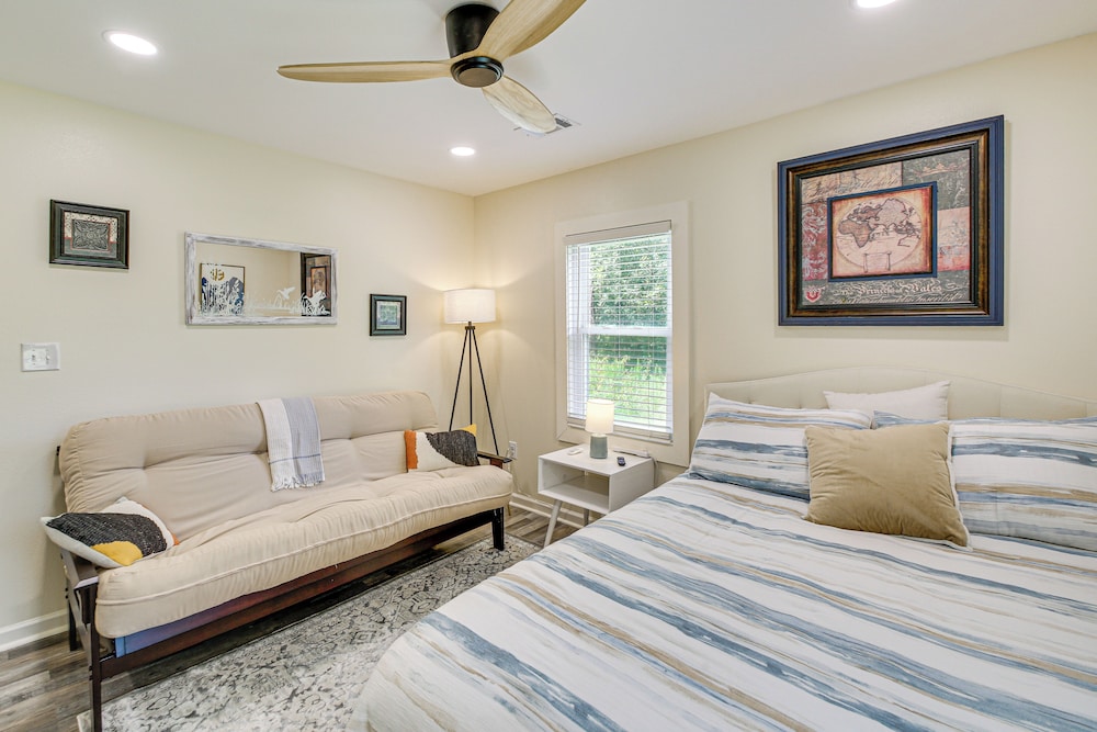 Lake Hamilton Retreat w/ Kayaks & Spacious Yard!