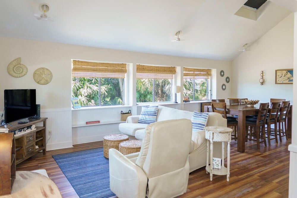 Charming 3-bed, 2-bath Home With Wonderful Views of the Golf Course