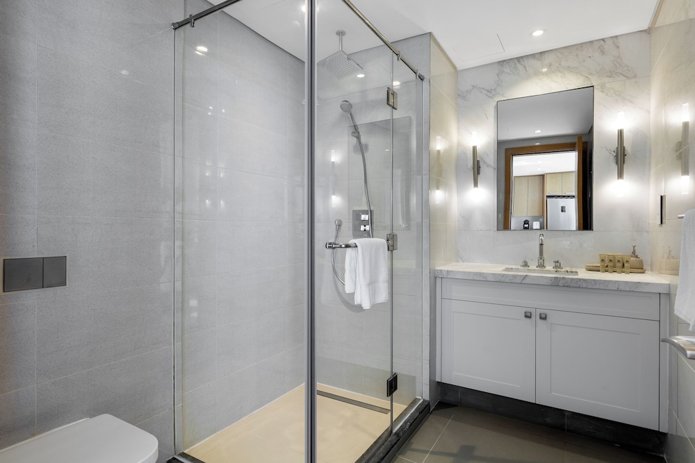 Maison Privee - City Heights Retreat w/ Panoramic Skyline Views