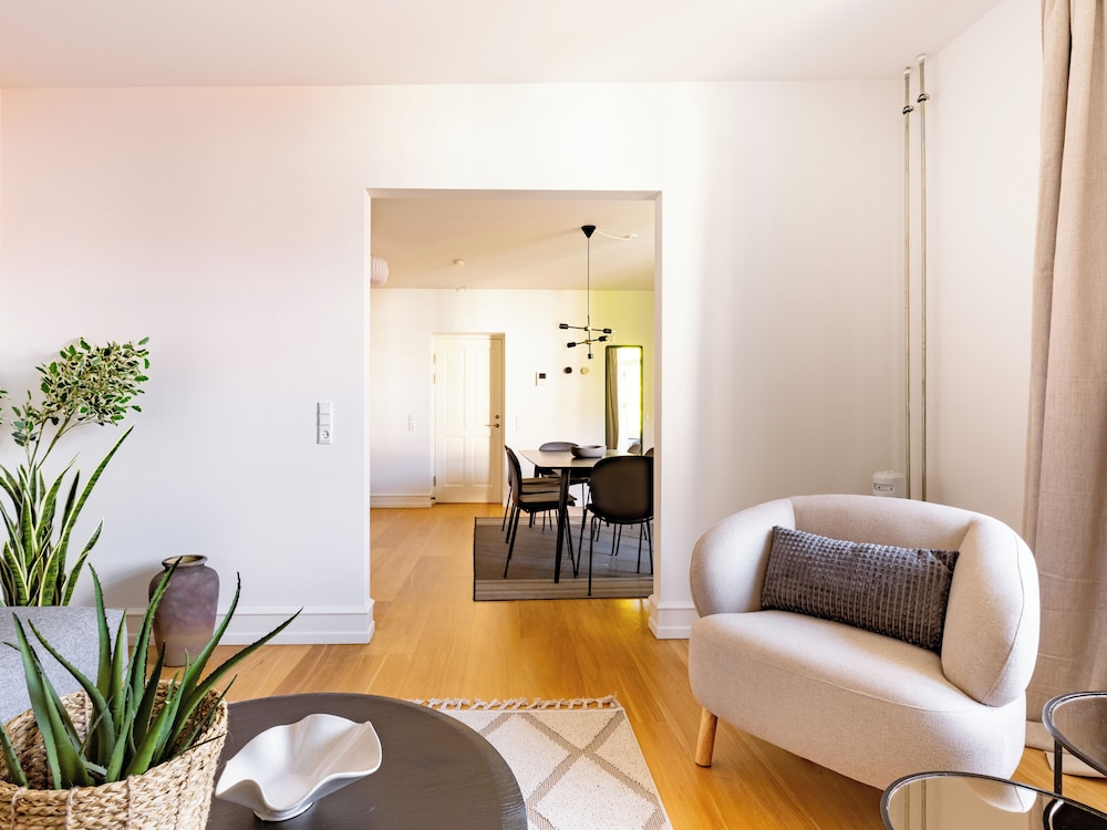 Sanders Shield 2 - 3 Bedroom Apartment With Balcony
