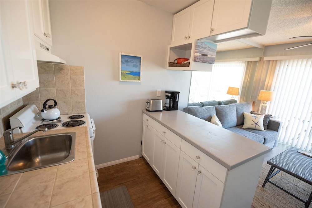 Beautiful 1 Bed Beach Balcony Condo #207 1 Bedroom Condo by Sunset Shores Condominiums
