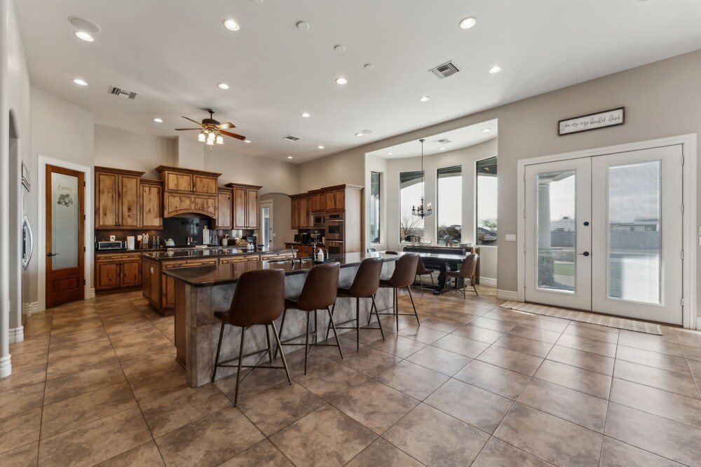 Luxury Home With Slide Pool/spa/movie Theatre 5 Bedroom Home