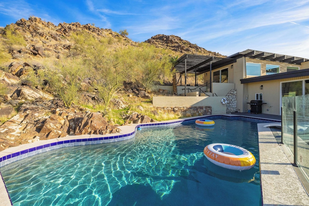 Panoramic Views, Private Pool, Patio Lounge w/ Firepit Royal Palm by Avantstay