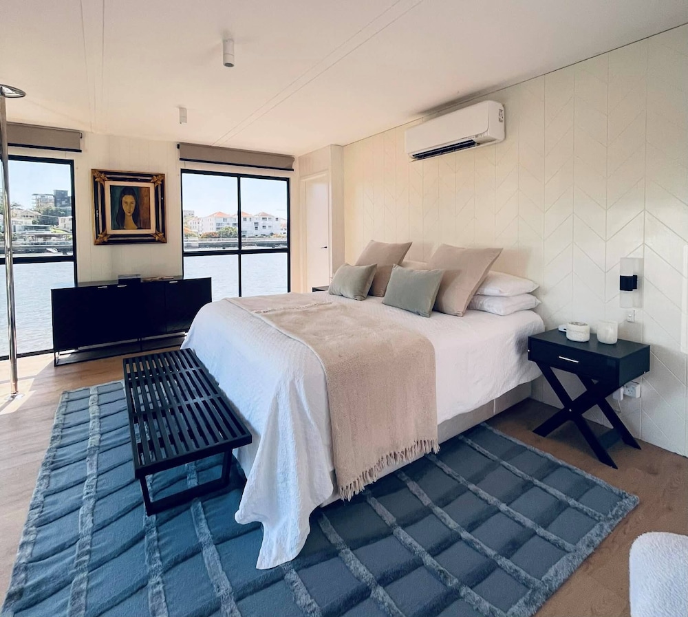 Luxury Penthouse Houseboat n the Heart of the City